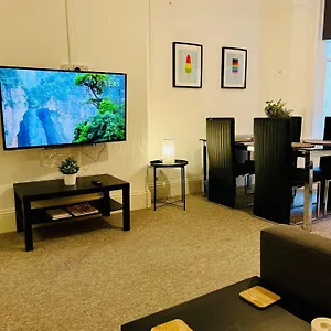 The Bank - Flat 1, Cosy, Bournemouth, Sleeps 4, 7 Min From The Beach, Pet Friendly, Parking, Wifi, Kitchen,washer,private Exit , Bournemouth United Kingdom